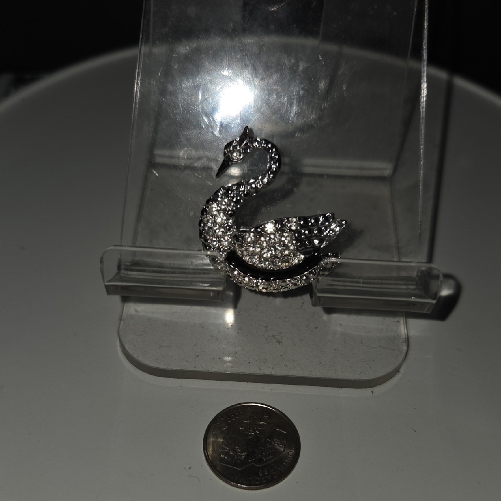 Elegant Silver Swan Brooch